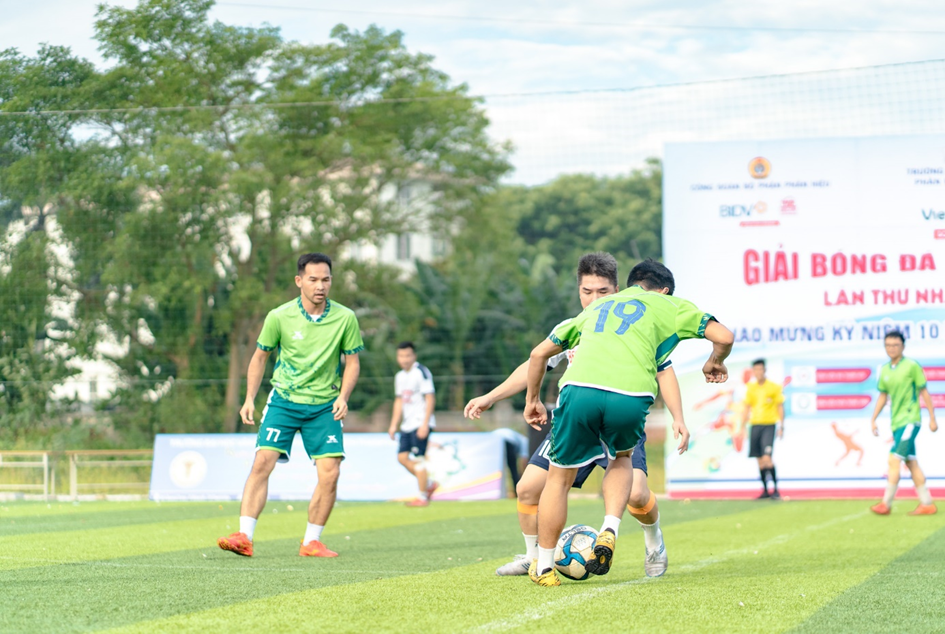 A group of men playing football

Description automatically generated